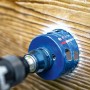 Bosch Expert Lochsäge Tough Material Ø 20 mm im Einsatz an einer Holzplatte.