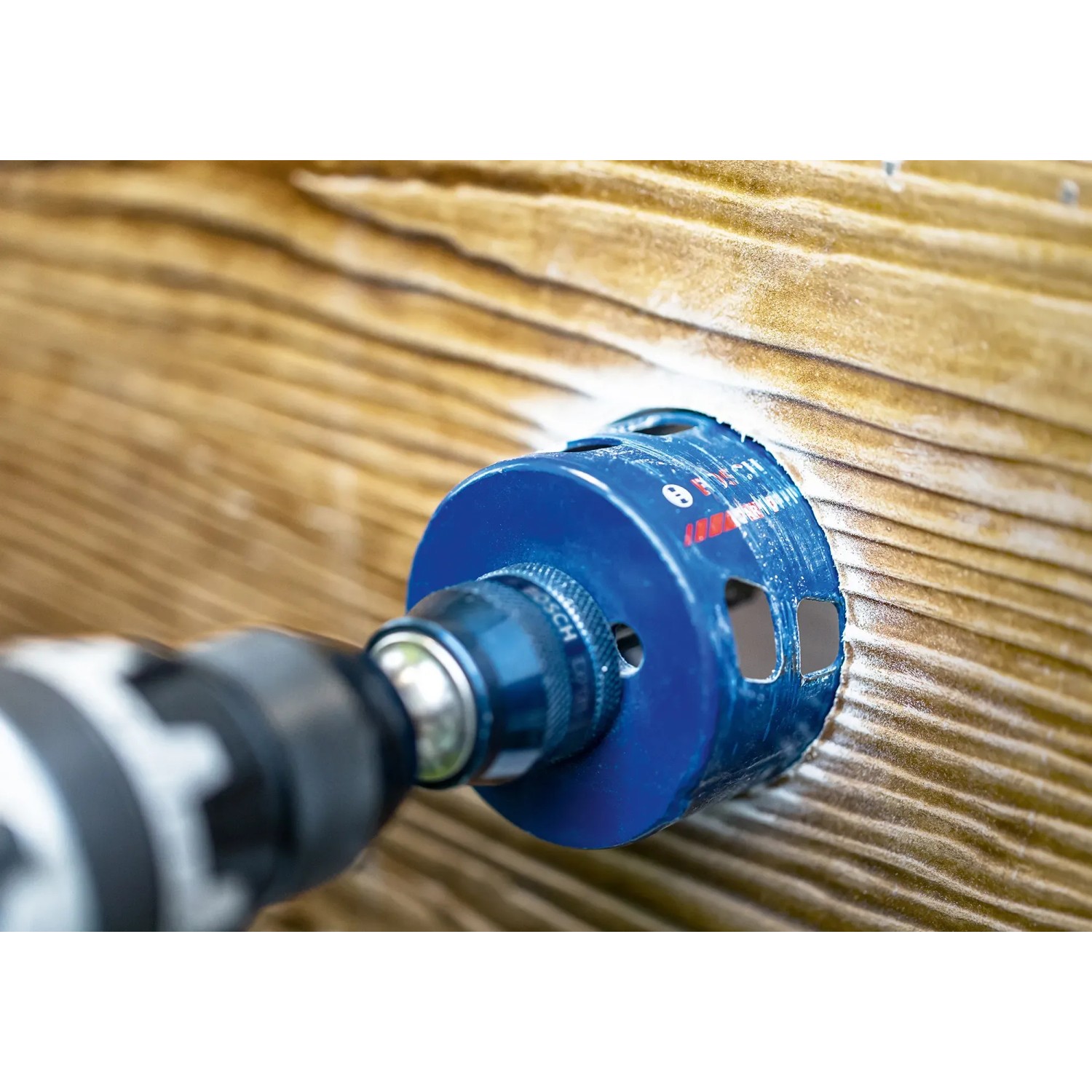Bosch Expert Lochsäge Tough Material Ø 20 mm im Einsatz an einer Holzplatte.