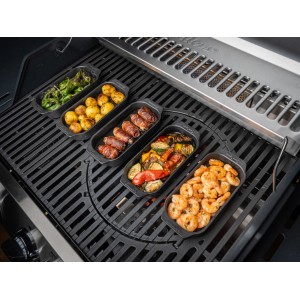 Enders Tapasschalen-Set, 4-teilig, aus Gusseisen auf Grill mit Gemüse, Kartoffeln, Garnelen und Fleisch.