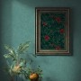 Detailaufnahme: Blau-grüne Vliestapete mit Hibiskusblüten-Motiv im goldenen Rahmen.