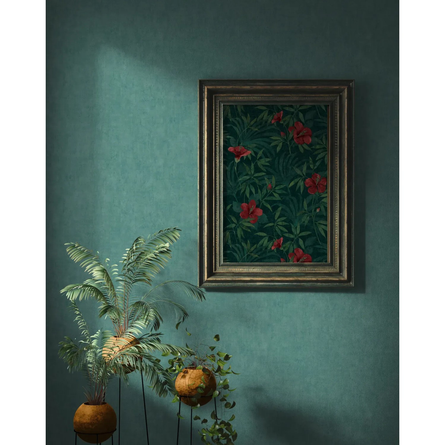 Detailaufnahme: Blau-grüne Vliestapete mit Hibiskusblüten-Motiv im goldenen Rahmen.