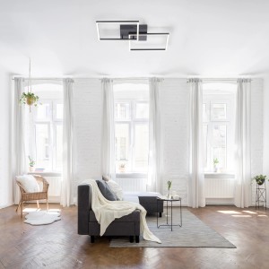 Moderne, schwarze LED-Deckenleuchte Iven (53x53 cm) von Just Light im Wohnzimmer.