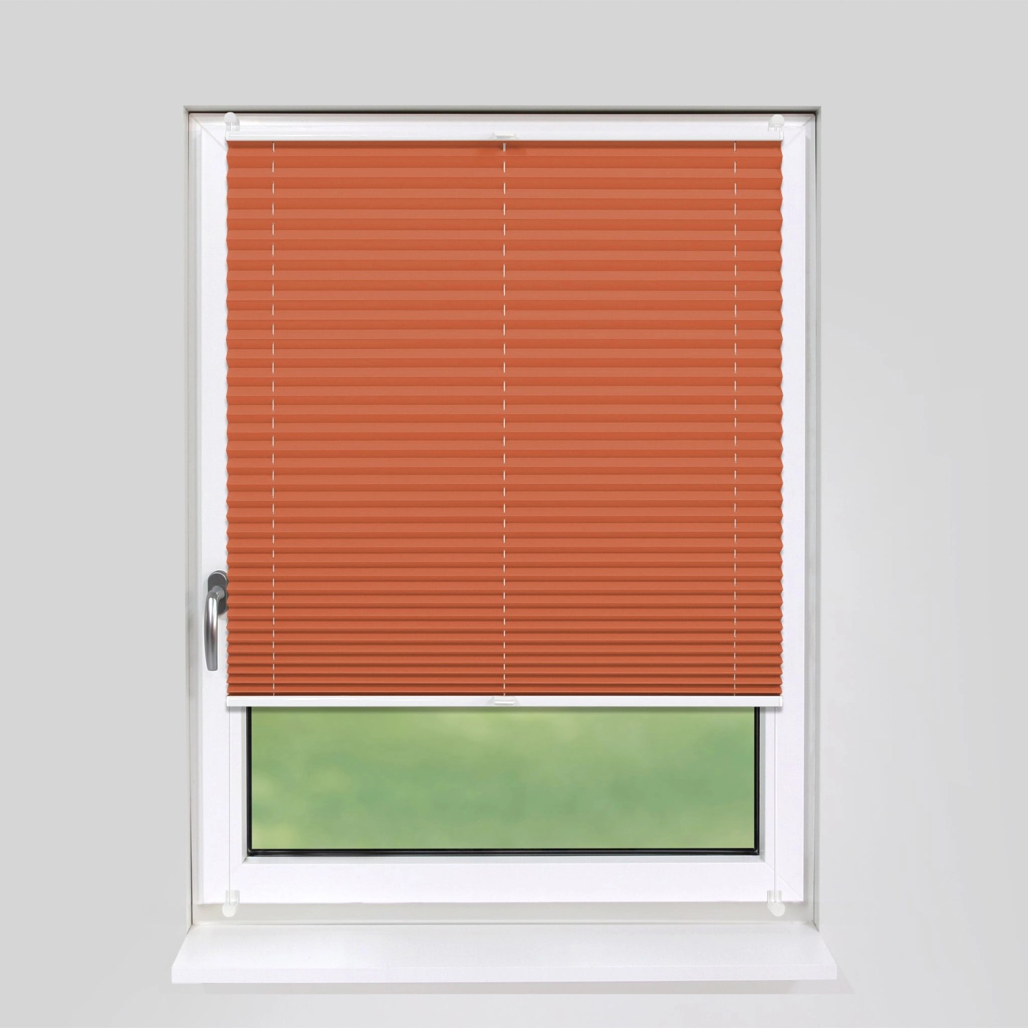 Orangefarbenes Plissee 95x210 cm am Fenster, blickdicht und ohne Bohren montiert.