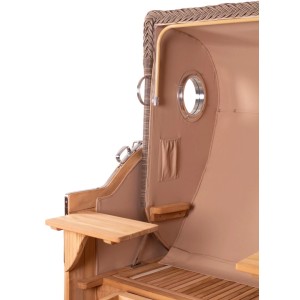 Detailansicht Strandkorb GarWoh Rantum Grande Teak mit Bullauge und Bistrotisch.