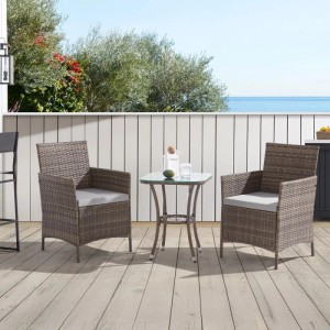 Braunes Rattan Bistro Gartenmöbelset: 2 Stühle mit Kissen, Glastisch auf Holzterrasse. Ideal für Outdoor Gartenlounge.