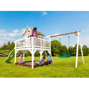 Axi Liam Spielhaus mit Nestschaukel, Rutsche in Braun, Weiß und Lindgrün. Kinder spielen im Sandkasten und auf der Schaukel.