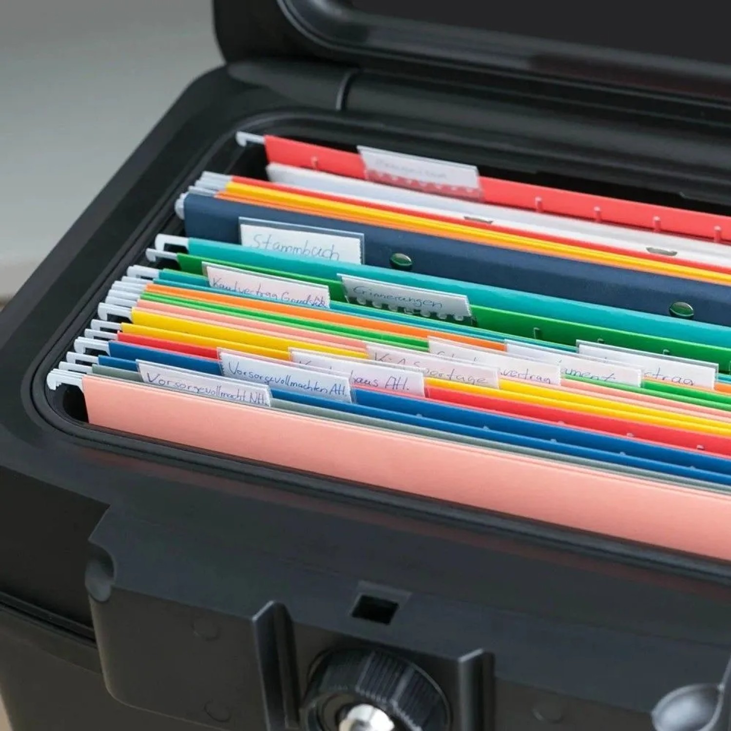 HMF Hängeregister 8er Set DIN A4, farbig sortiert mit Beschriftungsschildern in schwarzer Box. Für Ordnungssysteme.