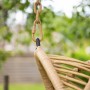 Detailaufnahme: Hängender Pulau Gartenstuhl in Natur mit Kissen.