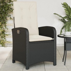 Verstellbarer Gartensessel aus Poly Rattan in Schwarz mit cremeweißen Kissen.