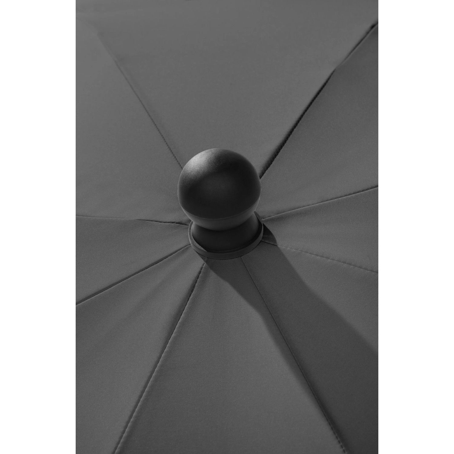 Detailaufnahme: Anthrazitfarbener Schneider Balkonschirm Locarno, Ø 150 cm, mit Push-Up Mechanik.