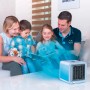 Livington ArcticAir Klimagerät mit Familie im Wohnzimmer.