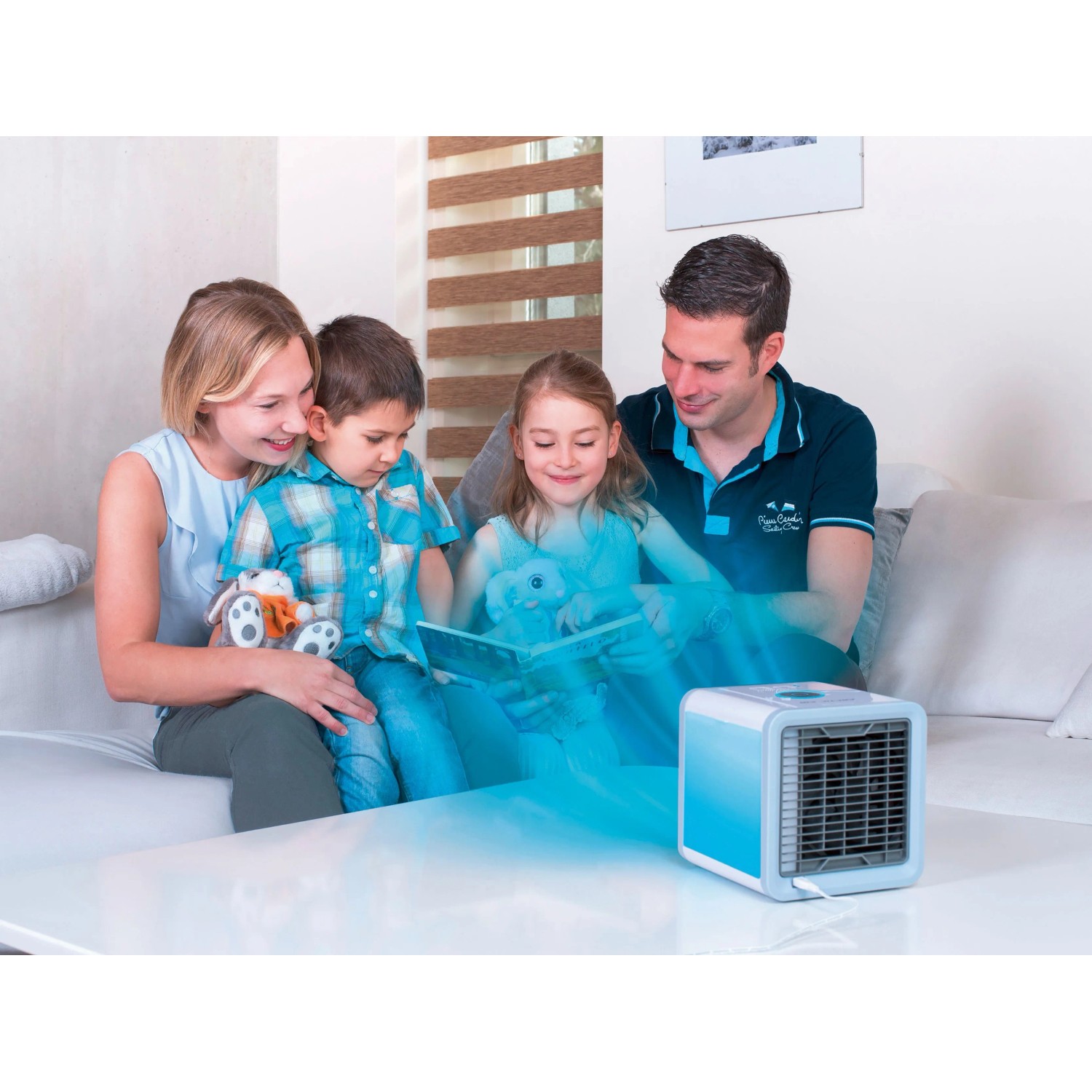 Livington ArcticAir Klimagerät mit Familie im Wohnzimmer.