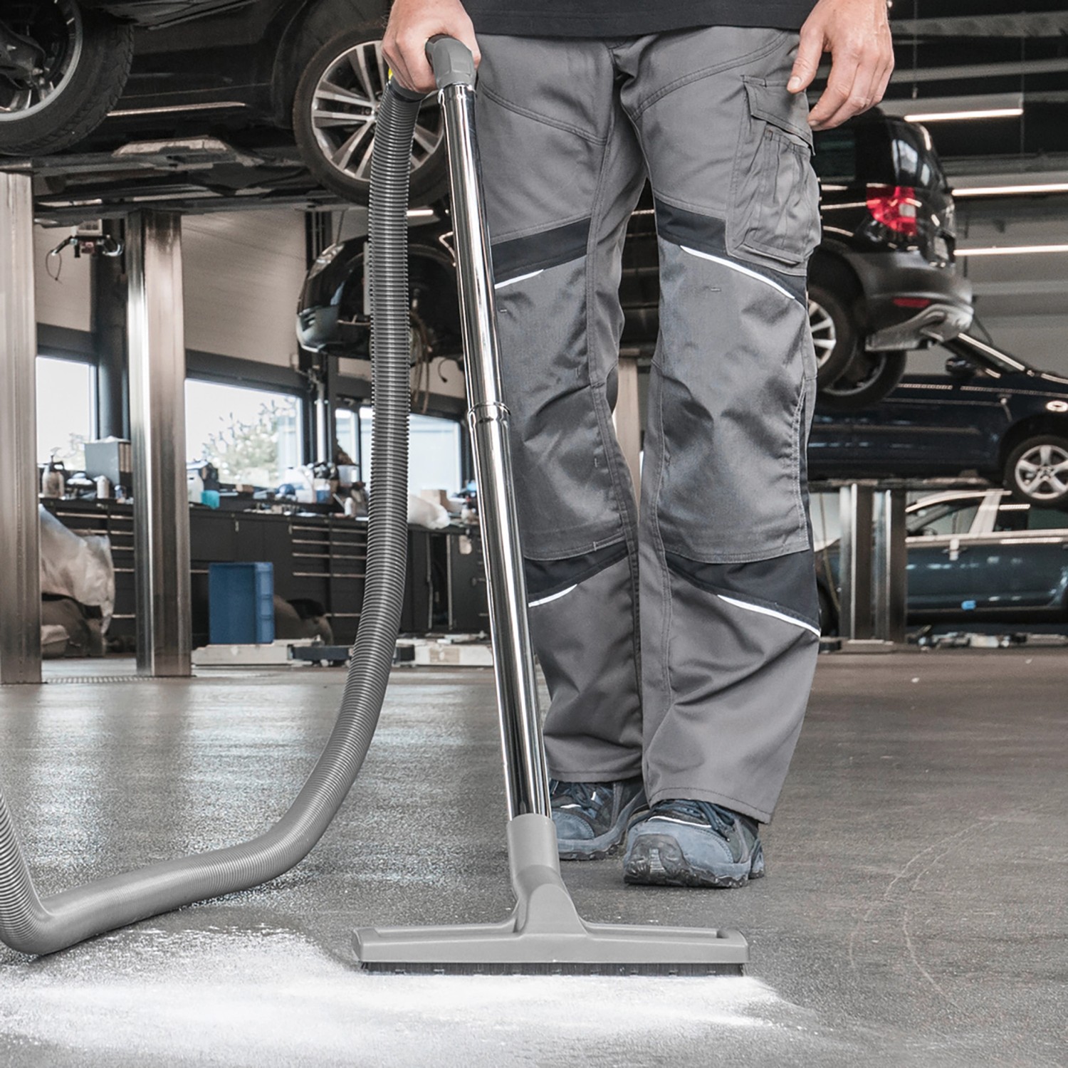 Kärcher ProNT 600 L Nass-Trockensauger im Einsatz in Werkstatt beim Saugen von Staub.