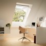 Helles Dachzimmer mit weißem Velux Klapp-Schwing-Fenster GPL MK08 78x140 cm, geöffnet.