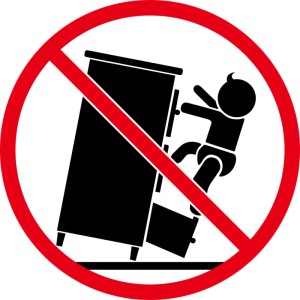 Warnhinweis: Kleiderschrank vor Umkippen sichern. Kind klettert an Schrank, durchgestrichen.
