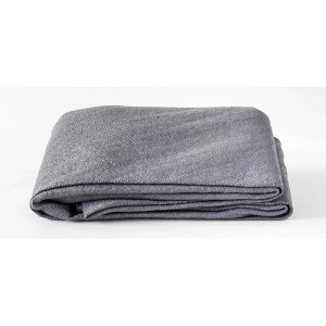 Zusammengelegtes, silbergraues Floracord Dreiecksonnensegel aus HDPE, 360x360x360 cm.