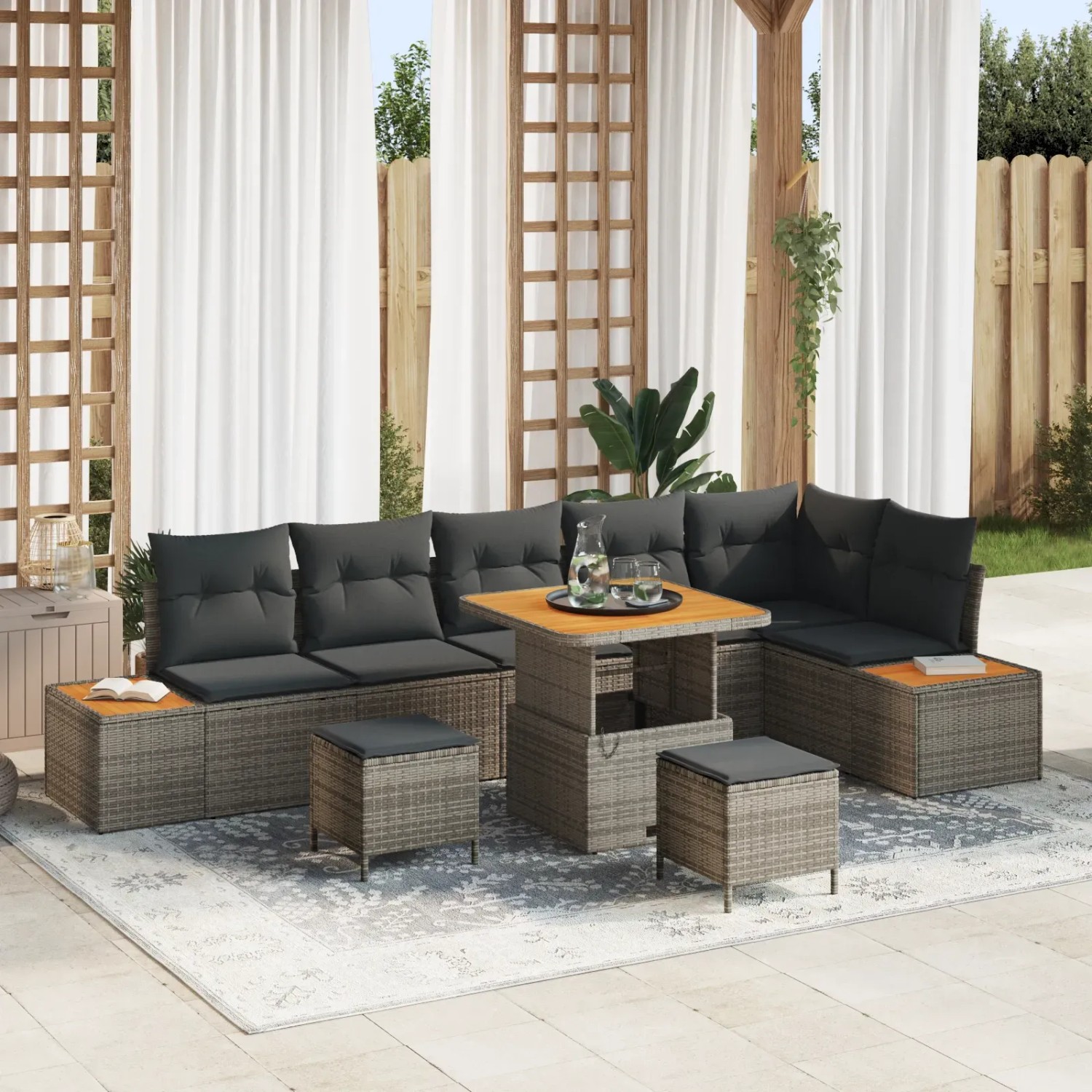Graues 9-teiliges Garten-Sofaset aus Rattan und Akazienholz mit Kissen.