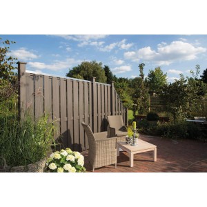 WPC-Sichtschutzzaun Shanghai in Anthrazit, 180x180 cm, mit Gartenmöbeln im Hintergrund.