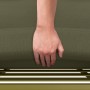 Detailaufnahme: Olivfarbenes Lounge-Set Scafford mit Seilbespannung und Hand.