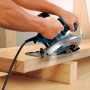 Bosch Professional GKS 190 Handkreissäge im Einsatz beim Holzsägen.