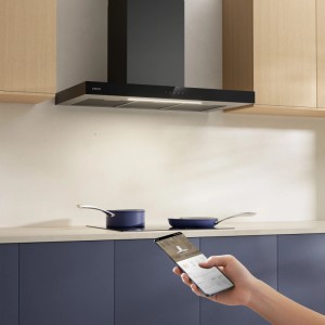 Schwarze CIARRA 90 cm Dunstabzugshaube mit LED-Beleuchtung in moderner Küche, per App steuerbar.