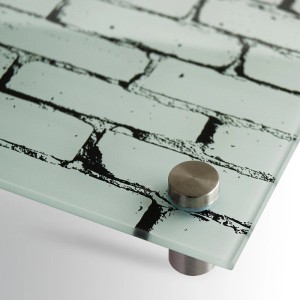 Detailaufnahme: KARAT Design Memoboard Brick aus Glas, 40x60 cm, mit Backsteinmuster und silbernen Abstandshaltern.