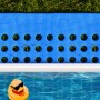 Blaue eyepower Poolmatte auf Gras neben Pool. Bodenschutz aus EVA-Schaumstoff, rutschfestes Poolzubehör.