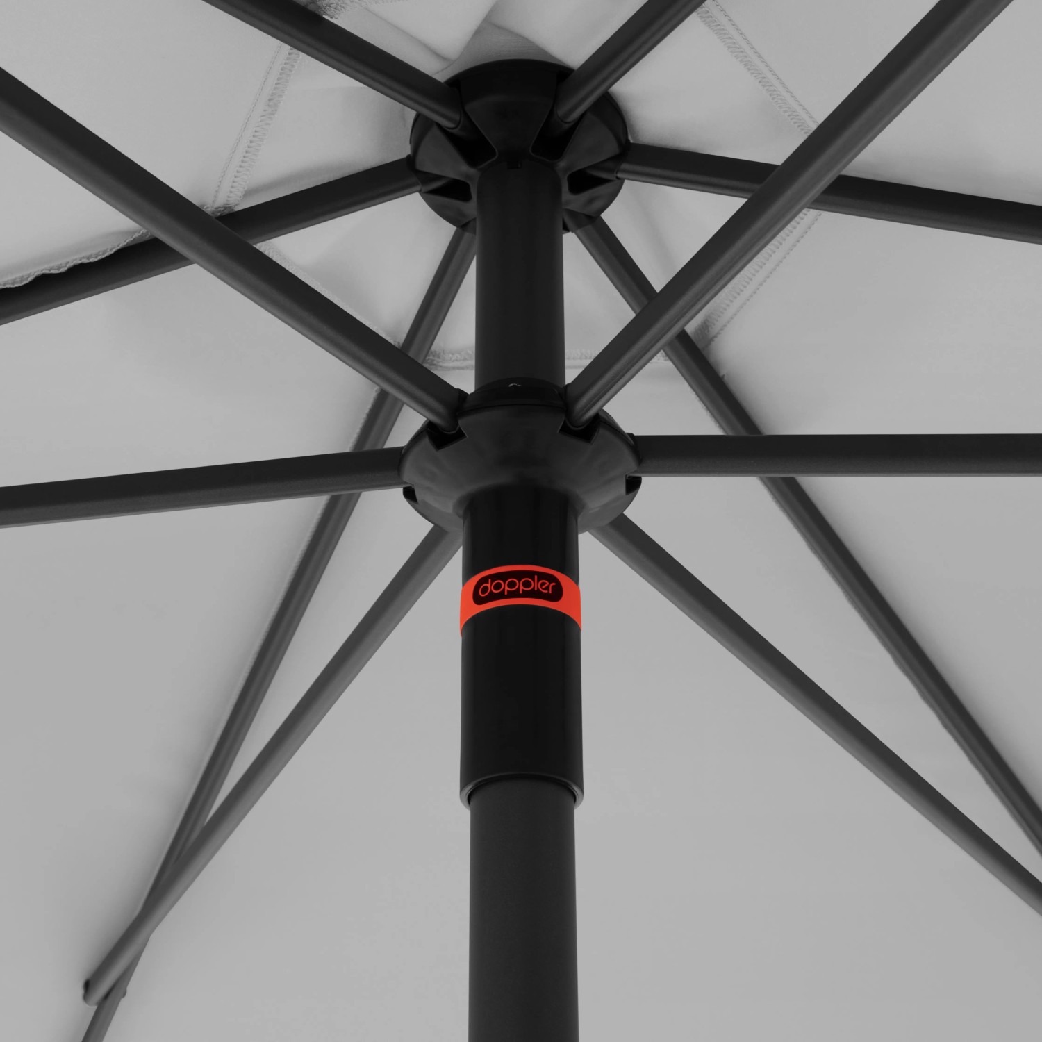 Detailaufnahme: Doppler Marktschirm MyZone hellgrau, Blick von unten auf Mast und Streben.