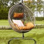 Grauer Home Deluxe Hängesessel Cielo aus Polyrattan mit Kissen und Regenabdeckung.