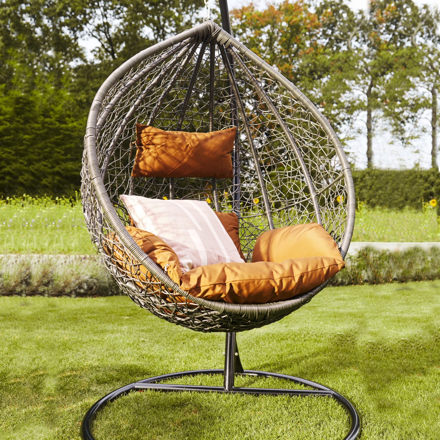 Grauer Home Deluxe Hängesessel Cielo aus Polyrattan mit Kissen und Regenabdeckung.