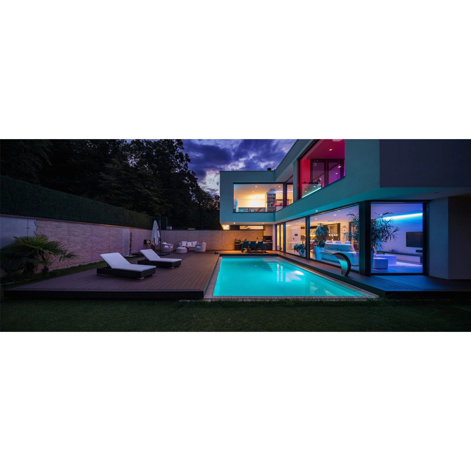 Modernes Haus mit Pool und Ledvance LED-Strip Neon Digitalflex RGB Beleuchtung.