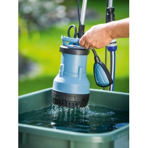 Regenfasspumpe RFP 4000 in Aktion: Blaue Pumpe im Wasserfass mit Schwimmerschalter.