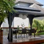 Schwarzer Sojag Pavillon London mit Doppeldach und Vorhängen auf einer Holzterrasse mit Esstisch.