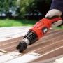 Black+Decker Heißluftgerät KX1693 beim Ablösen von Farbe auf einem Holztisch.