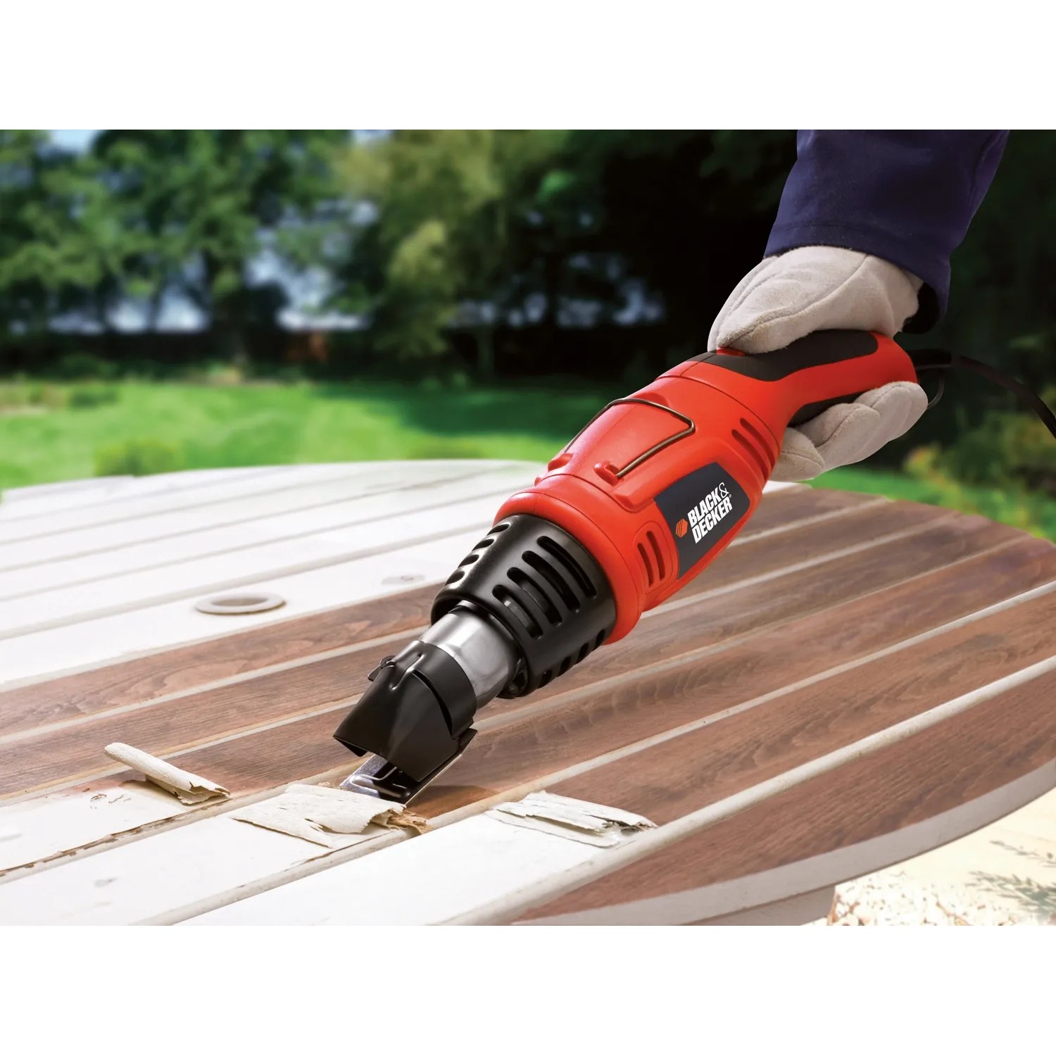 Black+Decker Heißluftgerät KX1693 beim Ablösen von Farbe auf einem Holztisch.