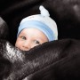 Baby unter Bestlivings Mikrofaser Babydecke in Schwarz (70x100 cm) mit Mütze.
