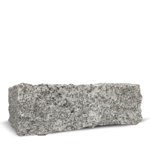Grauer Granit Randstein mit gebrochener Oberfläche. Ideal für Gartenwege und Beeteinfassungen.