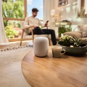 Gardena Smart Dual Water Control mit Gateway auf Tisch, Mann im Hintergrund. Bewässerungscomputer für zwei Gartenbereiche.