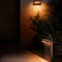 Philips Hue Nyro Sockelleuchte in Schwarz, warmweißes Licht für den Garten.