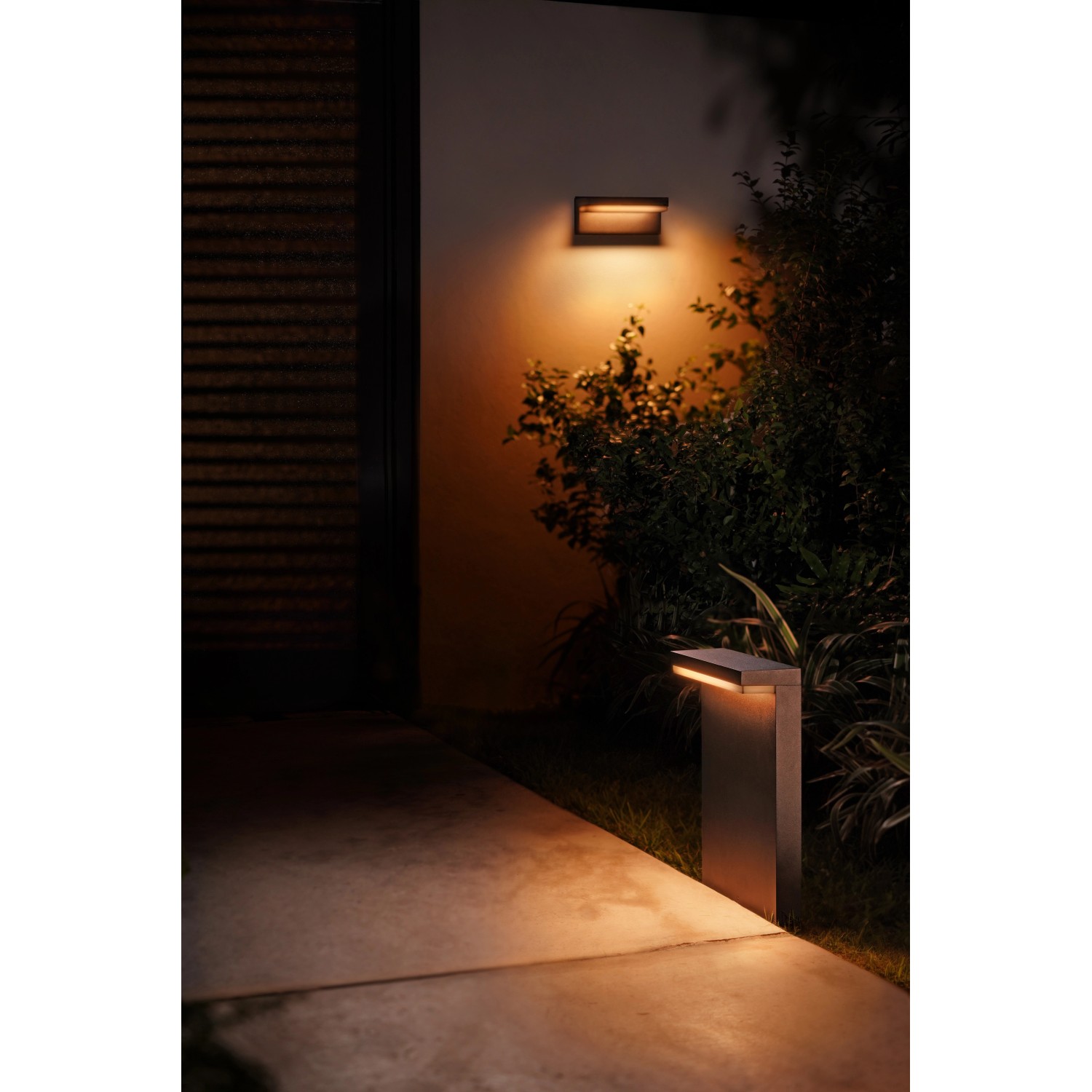 Philips Hue Nyro Sockelleuchte in Schwarz, warmweißes Licht für den Garten.