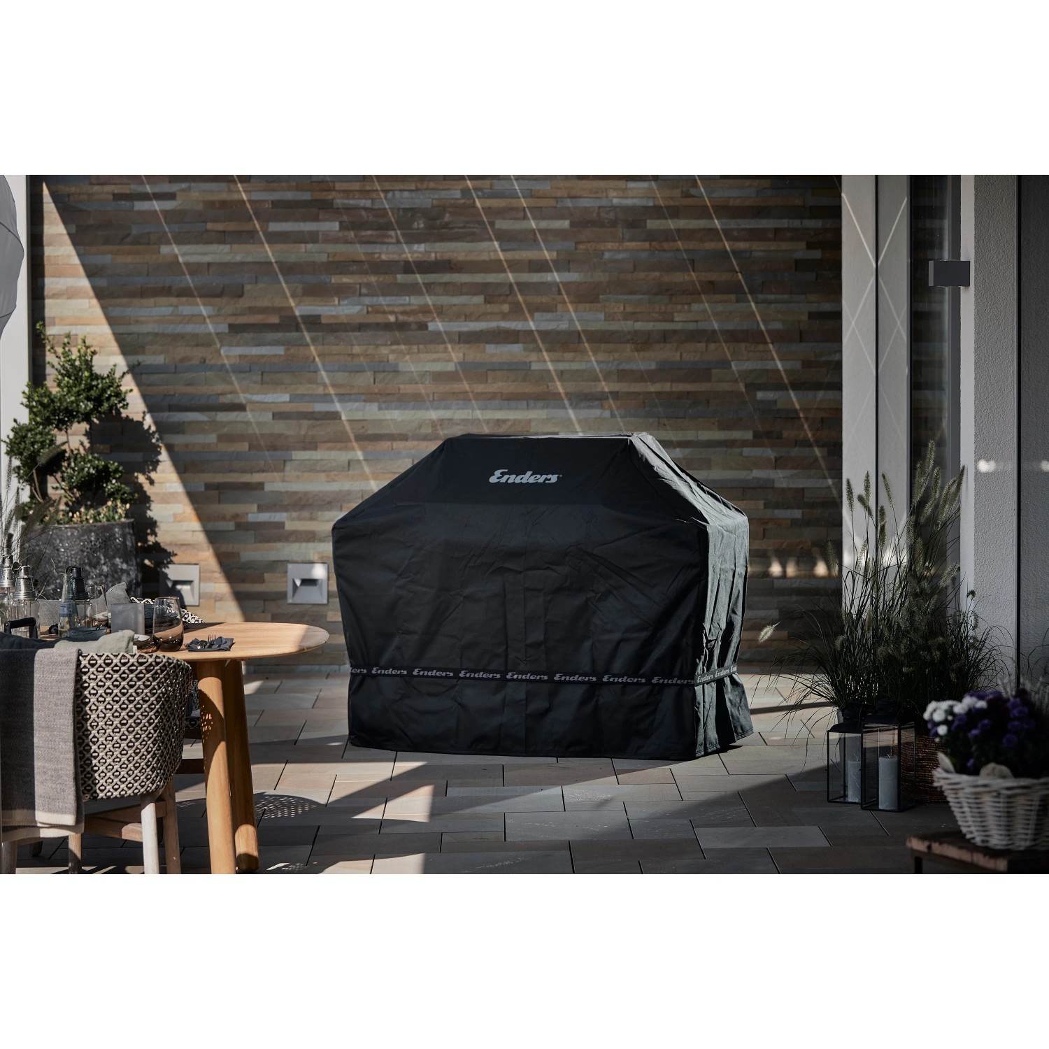 Schwarze Enders Wetterschutzhülle Premium Uniq 4 IK über einem Grill.