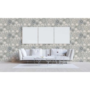 Graue Tadessi Vliestapete mit barockem Ornamentmuster im Wohnzimmer. Dekorative Wandgestaltung.