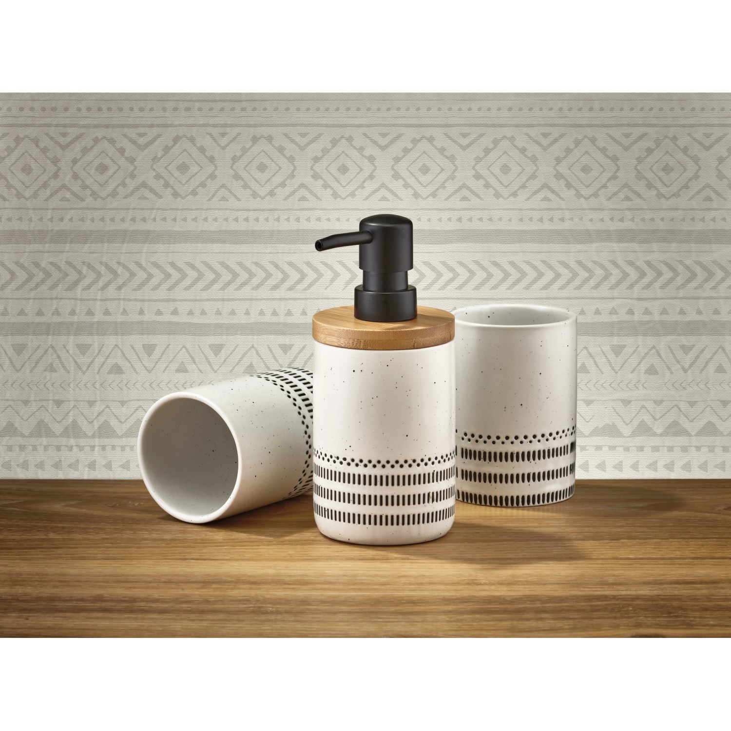 Kleine Wolke Seifenspender Alva, schwarz-weiß, mit Ethno-Muster und Bambus-Akzent.