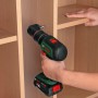 Bosch Akku-Bohrschrauber Advanced Drill 18 V-80 beim Schrauben in ein Regal.