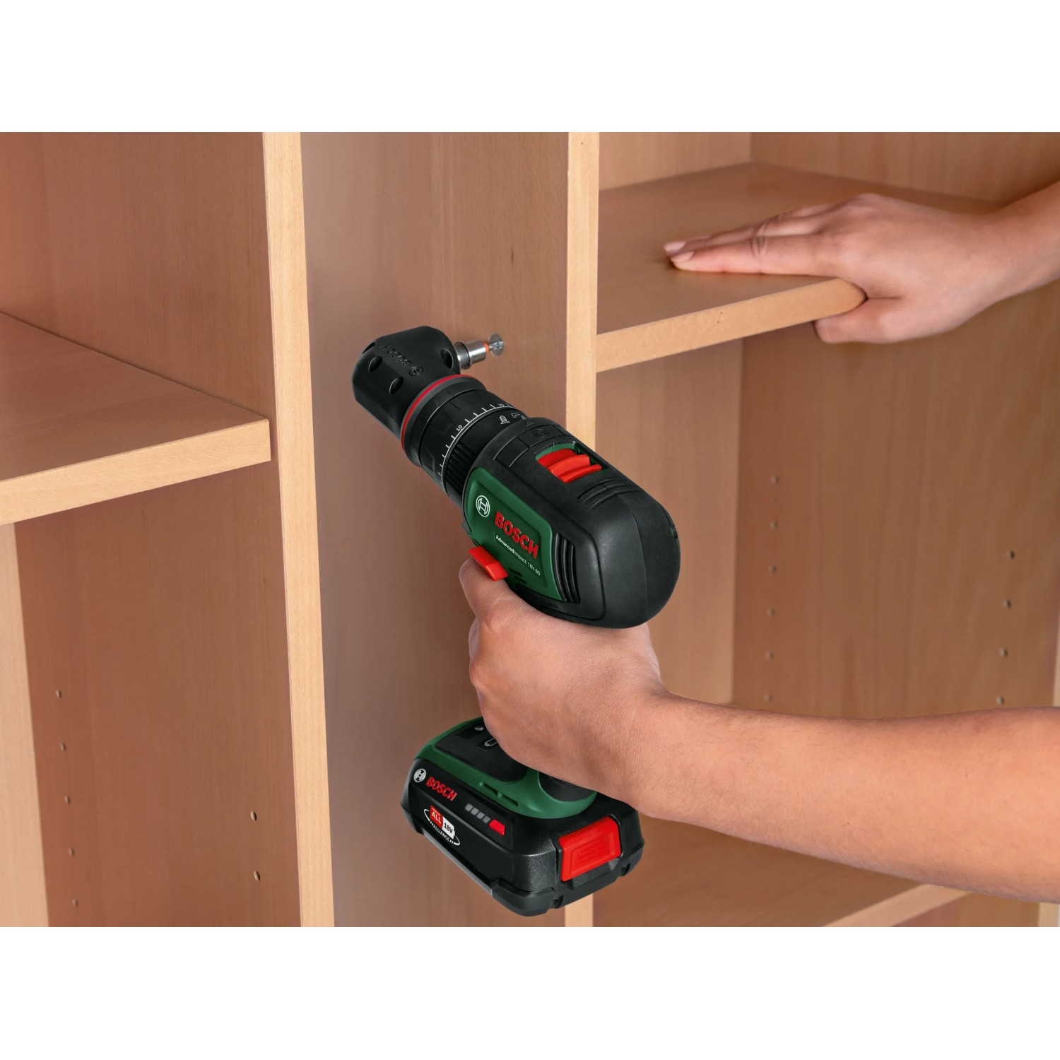 Bosch Akku-Bohrschrauber Advanced Drill 18 V-80 beim Schrauben in ein Regal.