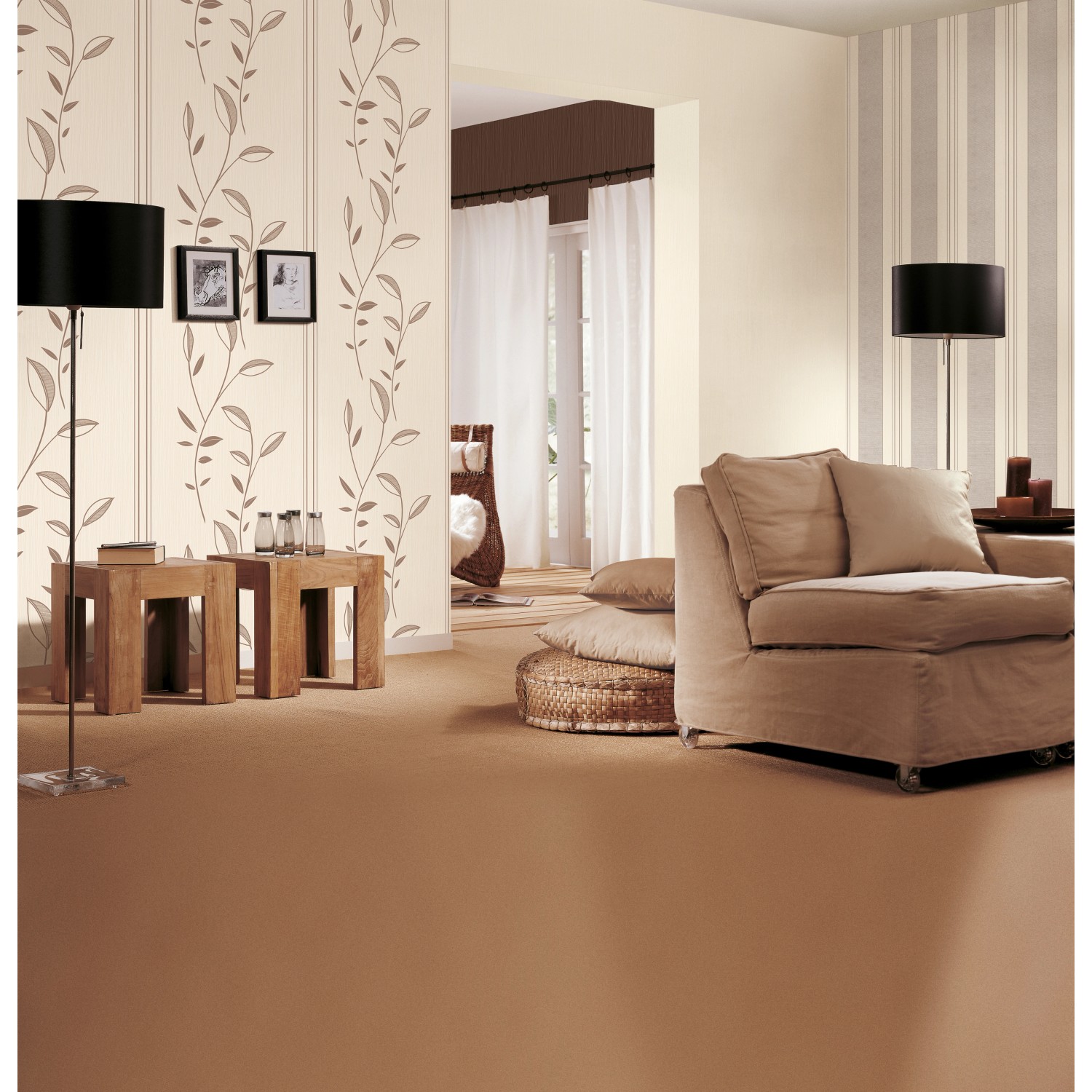 Wohnraum mit A.S. Creation Vliestapete Avanti Uni Creme mit Rankenmuster und Streifen.