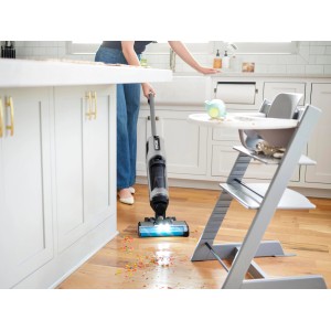 Ryobi Multiflächenreiniger RHFC18BL-0 in Aktion: Saugen, Wischen und Trocknen von Hartböden.