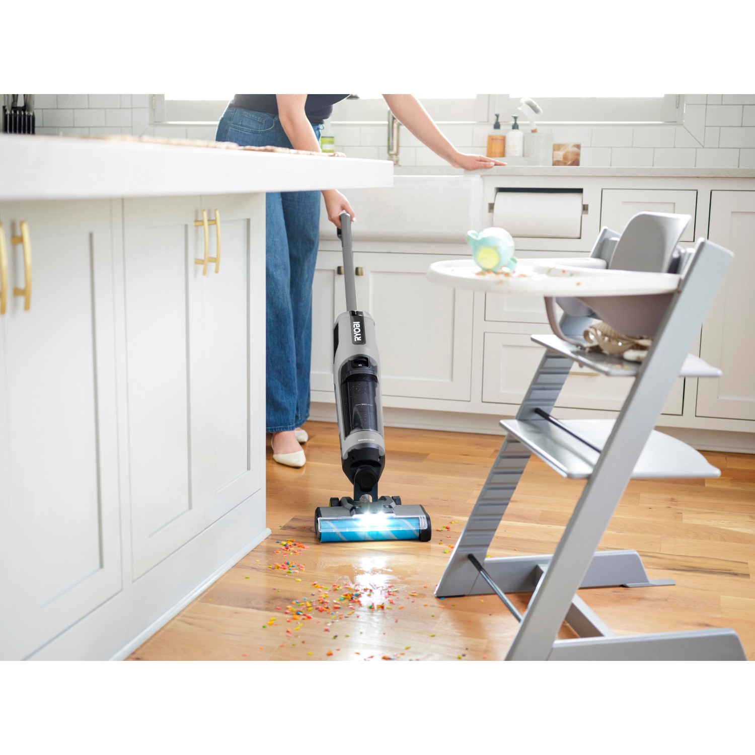 Ryobi Multiflächenreiniger RHFC18BL-0 in Aktion: Saugen, Wischen und Trocknen von Hartböden.