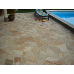 Verlegte Quarzit Polygonalplatten Rio Yellow als Terrassenplatten am Pool.