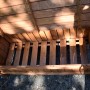 Geöffnete, braune Dobar Gartenbank aus Kiefernholz mit Stauraum, 2-Sitzer.